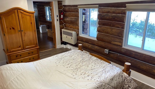 5 Bdr Log Home on 44 AC with trails on lakefront