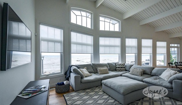 5 bdrm, 3 bath Beach Chalet! Steps to Georgian Trail! Georgian Bay Views!