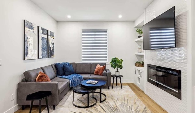 5 BDRM, 3 King Beds, Two Suites-Perfect Group Stay