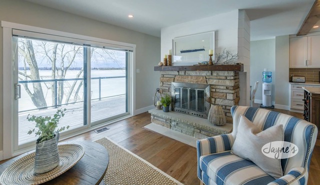 5 bdrm 4.5 bath cottage on Chemong Lake, Kawarthas! Amazing Waterfront, Hot tub!
