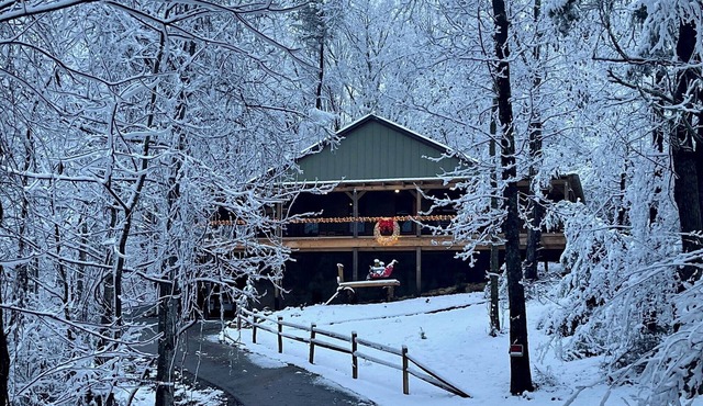 5 BDRM Cabin 15 miles from Dollywood! HUGE porch & games! 3 miles from Buc-ees!