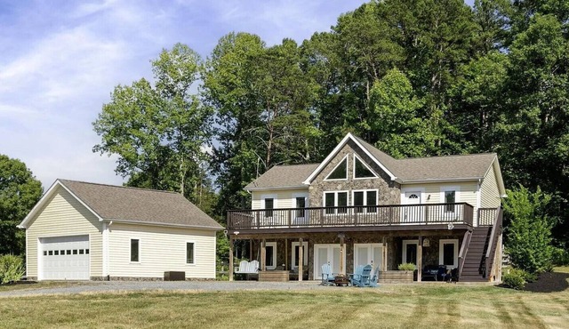 5 BDRM Dog Friendly, Lake Access Getaway w/Playground, Fire Pit & more