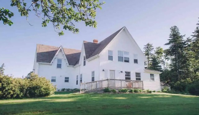 5 bdrm Farmhouse. Close to the beach.