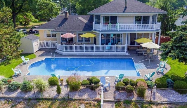 5-Bdrm Home w/Large Pool near beaches on canal