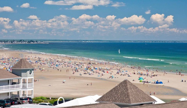 5 BDRM house w/Heated Pool Walk to Beach, Shops Restaurants, Marginal Way