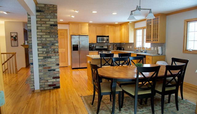 5 bdrm house w/HOT TUB across from Moore Lake Park