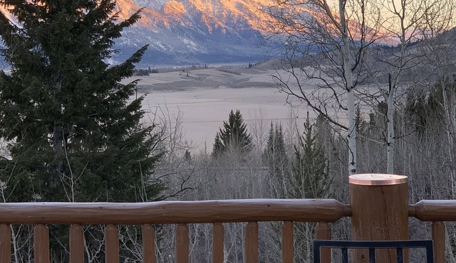 5 BDRM Luxury Home, Great Hot Tub, Sauna, Awesome Views 4 Acres, Gourmet Kitchen