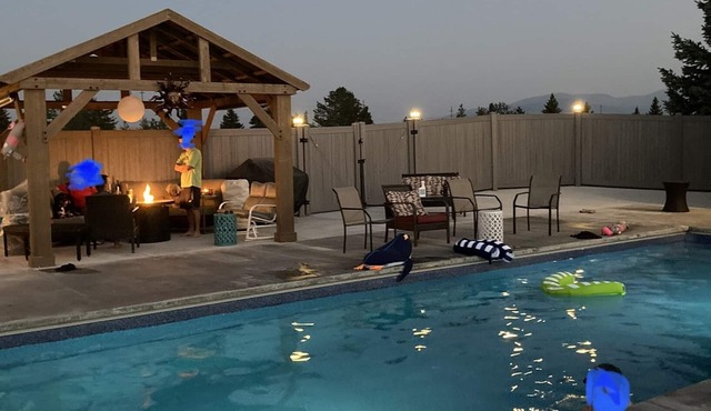 5 BDRM Luxury Montana Retreat on golf course+PRVT pool (seasonal)+3 nearby lakes