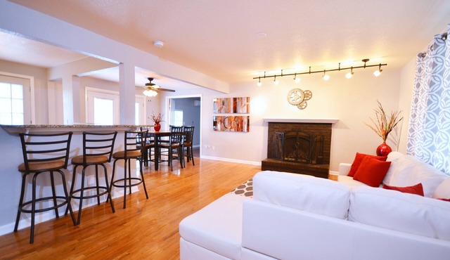 5 bdrm Near Belmar: dining, shops, & entertainment! Red Rocks/Downtown/Mtns!