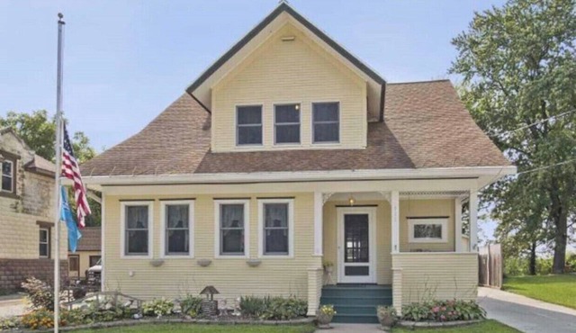 5 bdrm/sleeps12 Lakeside Getaway