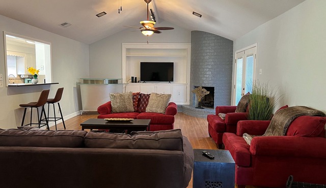 5 BDRMS. Corp or Vacay. Centrally Located. Ample