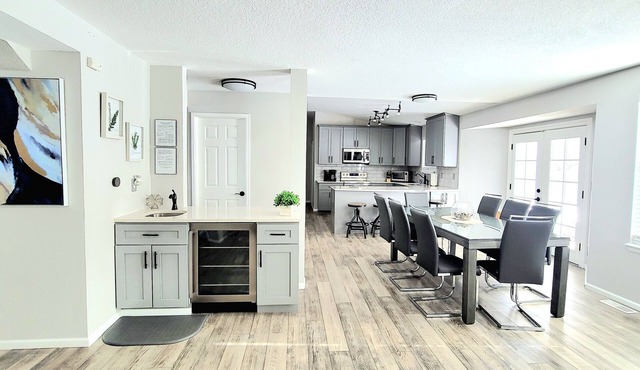 5 bdrms; King Beds, 2 kitchens; Dine/Shop/Scenic Trail; Easy Access to Downtown!
