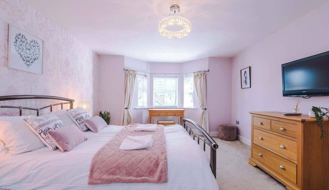 5 bed Luxury Retreat with Spacious Living Spaces