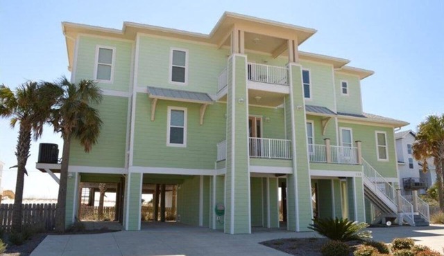 5⭐️ beach block 4BR 3.5BA, close to everything, heated pool, hot tub, ping pong