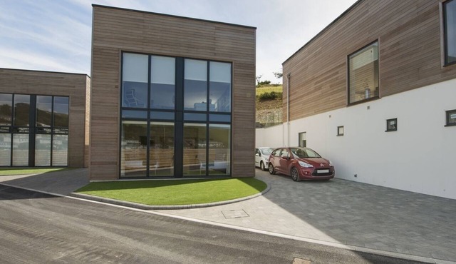 5 BEACHDOWN, pet friendly, luxury holiday cottage in Challaborough