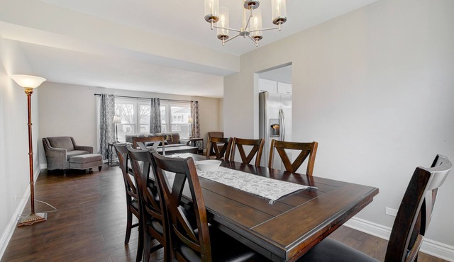 5 Bed/2.5 Bath Home in Arlington Heights - Close to Airport, shopping