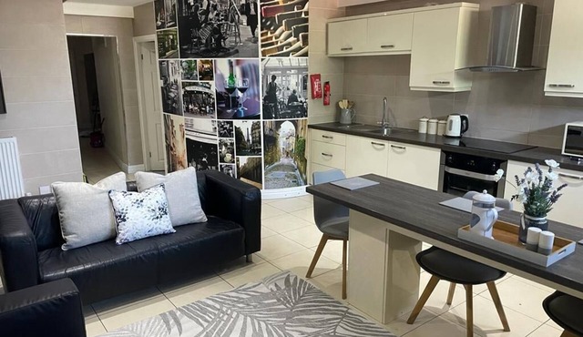 5 bed, 2.5 bath, luxury apartment - sleeps 8.