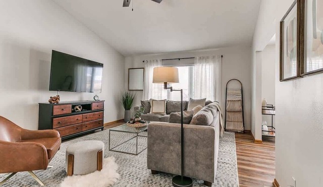 5 Bed 2 Bath/Modern Large Home