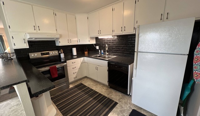 5 Bed, 2 Bath Split Level Home Big Yard on NE Side of Cedar Rapids