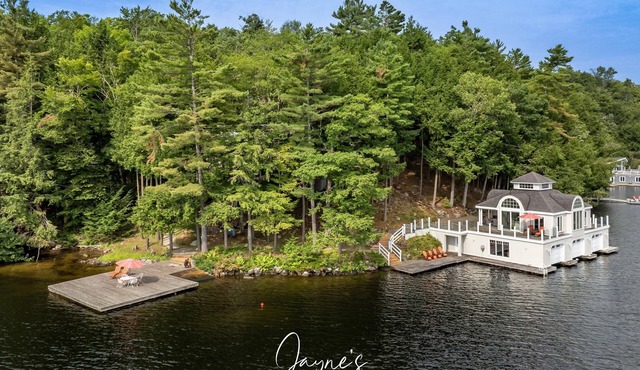 5 bed 3 bath cottage on Lake Muskoka + Boathouse with a loft