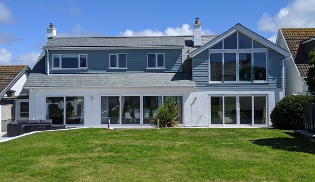 5 bed, 3 bath detached holiday home close to Constantine Bay beach with parking