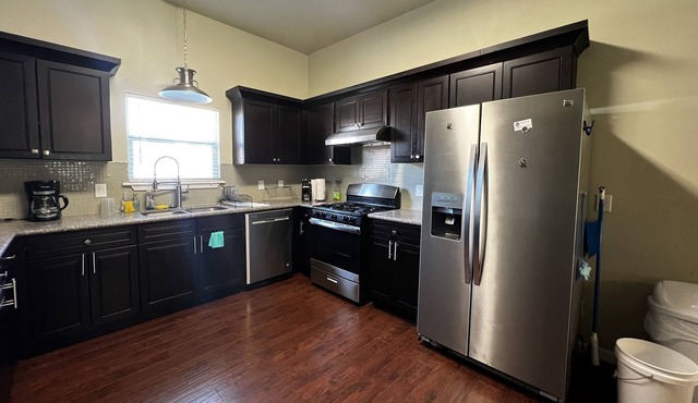 5 bed 3 bath home - 5 min drive to downtown