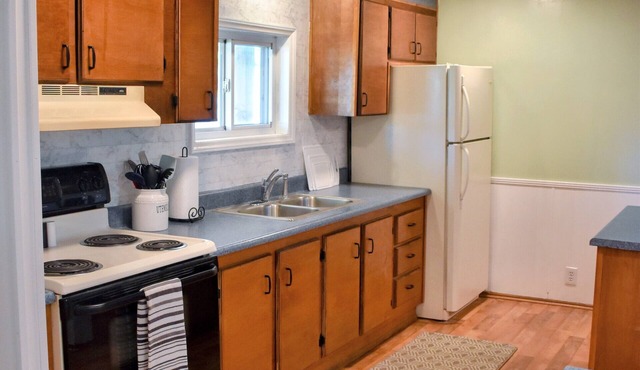 5 Bed/4.5 Bath; Great for Large Groups! 20 Mins to VT