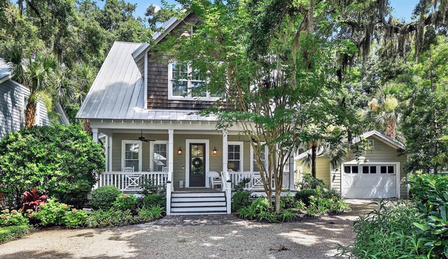 5 bed/4.5 bath beach cottage - Walking distance to St Simons Pier & Village!