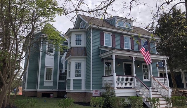 5 bed 4.5 bath w/heatable pool 5 blocks from beach