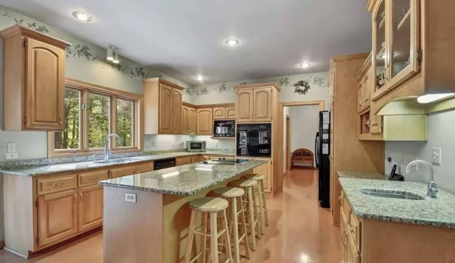 5 Bed/4 Bath 2.9 Miles to Lambeau Field and 1.9 Miles to Green Bay Airport .