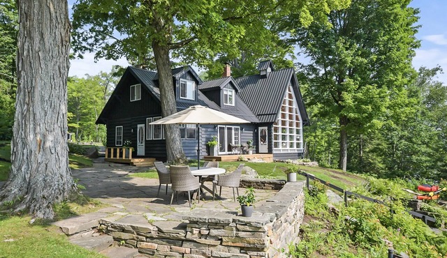 5 bed 4 bath cottage + bunkie on Peninsula Lake in Huntsville! Sauna!