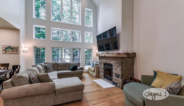 5 bed, 4 bath cottage on Kawagama Lake