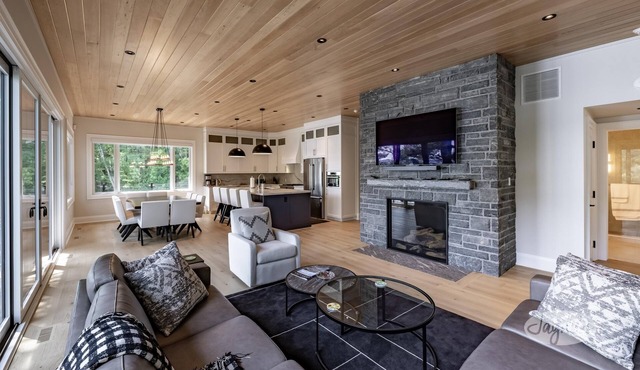 5 bed 4 bath cottage on Lake Rosseau