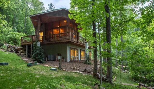 5 Bed 4 Bath Vacation home in Tuckasegee