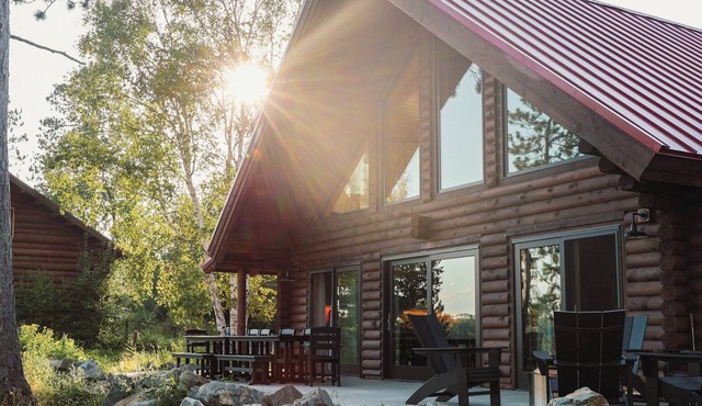 5-bed 5.5 bath cabin on LAKE VERMILION with AC, WiFi, Beach, Sauna, Pickle Ball