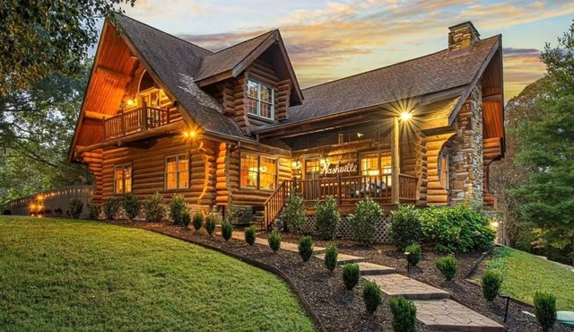 5 Bed 5 Bath Luxury Nashville Lodge! Pickleball Game Rm Sauna Fire Pit & Hot-tub