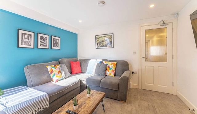 5 bed/5ensuite house with garden and parking