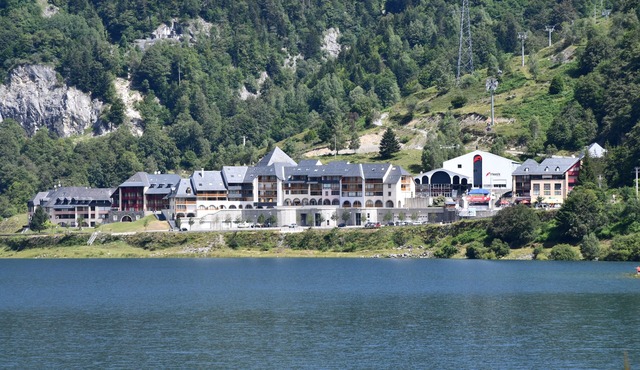 5-bed apartment with superb view of Lake Artouste