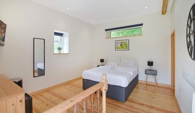 5 Bed Barn Conversion - with private hot tub!
