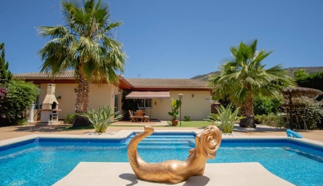 5-bed chalet in Albir, with swimming pool, AC, 20-min-walk to beach.