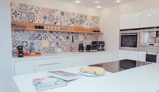 5 Bed Family Home- Free Parking