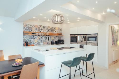 5 Bed Family Home- Free Parking