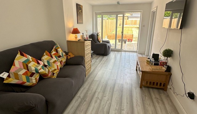 5 Bed Family Home - Spacious and Stylish with garden views - Greater London