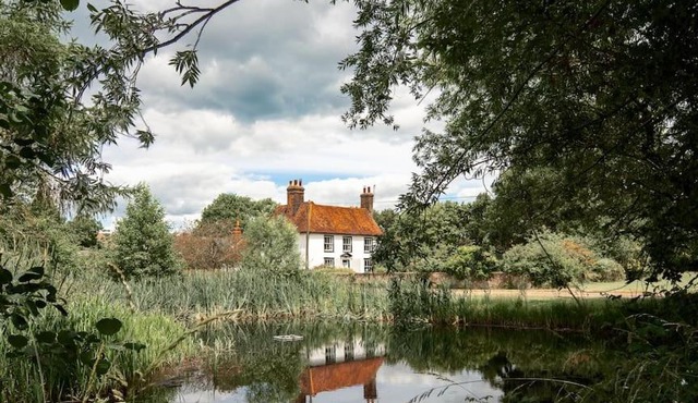 5 Bed Farmhouse Suitable for Contractors Private Parking