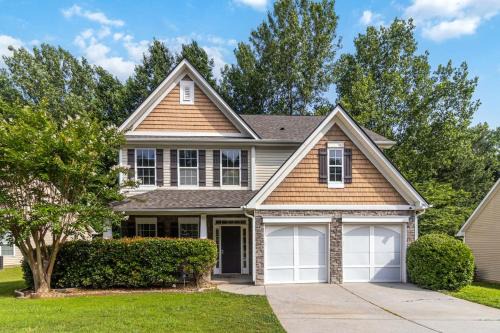 5-Bed Gem Close to Duluth Fun Sleeps 16