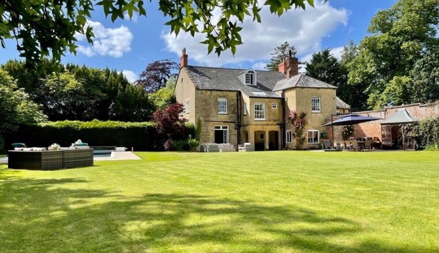 5-Bed Georgian Home, Pool, BBQ & Games Rooms