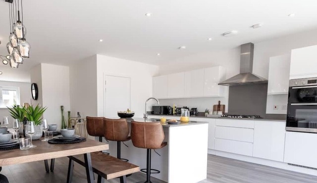 5-Bed Home | Canal Views | Parking for 2+ Cars