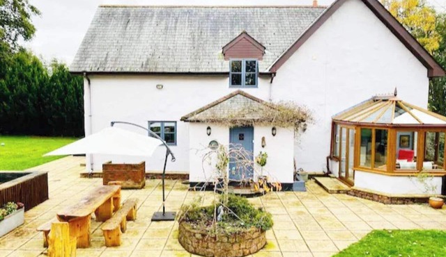 5-Bed Home - Sleeps 12, Pool, Garden & Play Area