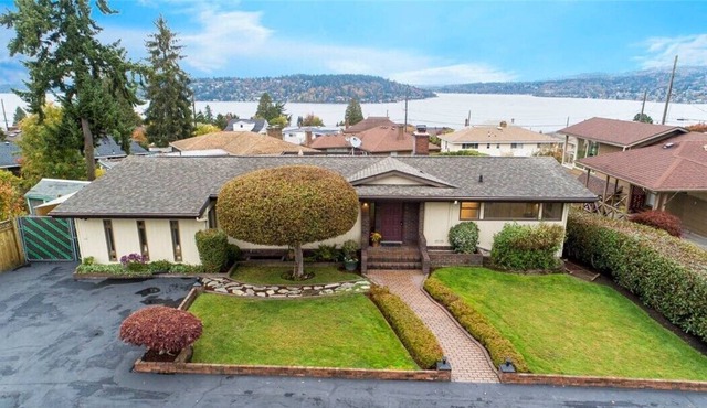 5 Bed home with a view! Close to shops, Seattle, and more!