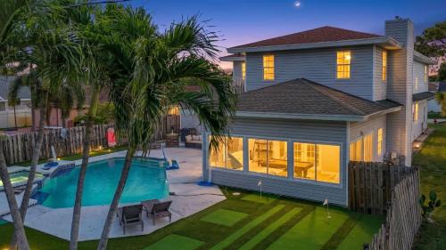 5-Bed Home with Pool & Mini Golf & Heated Jacuzzi in Boynton Beach